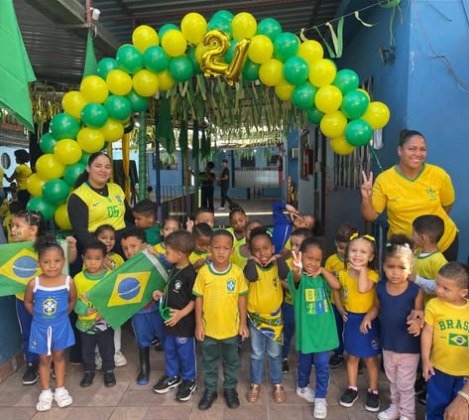 Crianças da Creche Gente Inocente na campanha da Copa